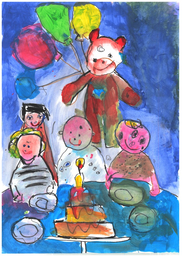 Kolorowe misie na niebieskim tle siedzą przy stole na którym jest tort, namalowane ręką małego dziecka