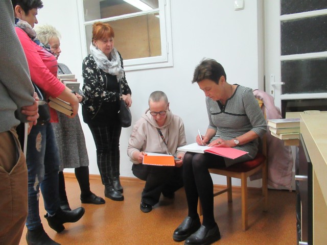 Dorota Sumińska podpisująca swoje książki